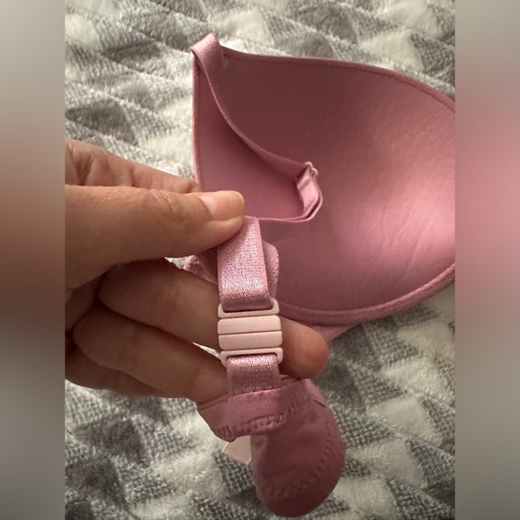 Beautiful rose/pink bra size 36c from Victoria secret light use no damage - Picture 2 of 5